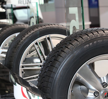 Modelos de neumáticos Bridgestone en exhibición Modelos de neumáticos Bridgestone en exhibición