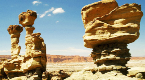 Paisaje de piedras erosionadas por el viento en Ischigualasto en la revista Todo Sobre Ruedas Paisaje de piedras erosionadas por el viento en Ischigualasto en la revista Todo Sobre Ruedas