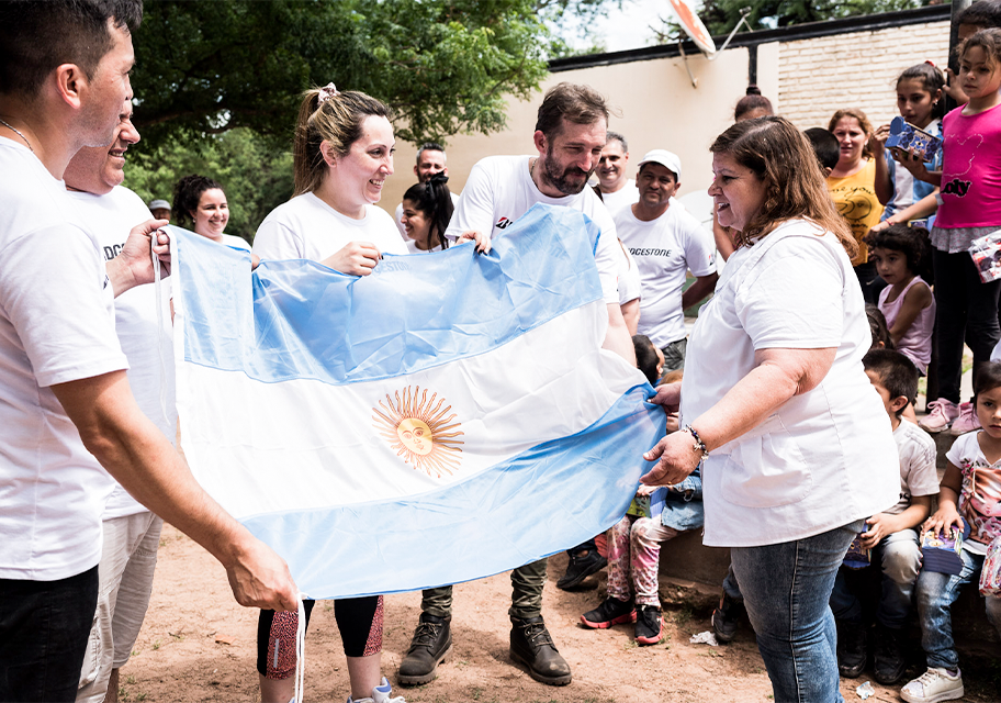 Personas sosteniedo bandera Argentina